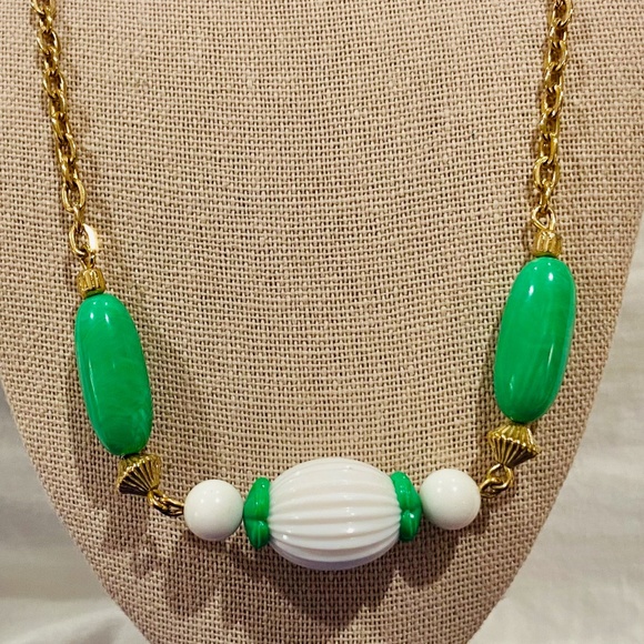 S8-BUNDLE ONLY-Vintage 1970's Signed Avon Green, White, & Gold Necklace - Picture 4 of 8